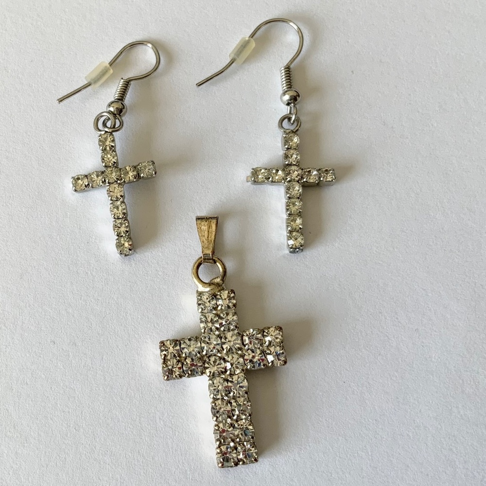Y2K Silver tone cross earrings and pendant
